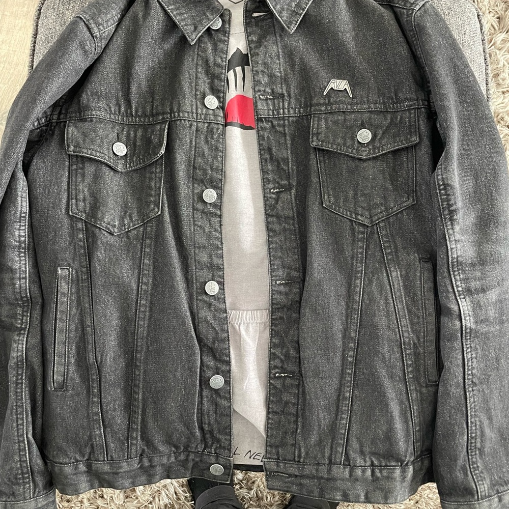 Size small rvca necklace denim jacket